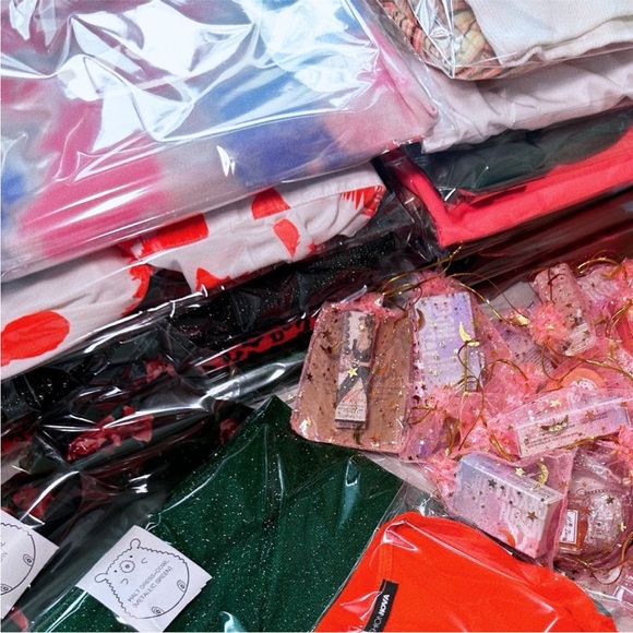 ✨🔥 $5 BLOWOUT SALE - EVERYTHING IN MY CLOSET 🔥✨ - Picture 2 of 5